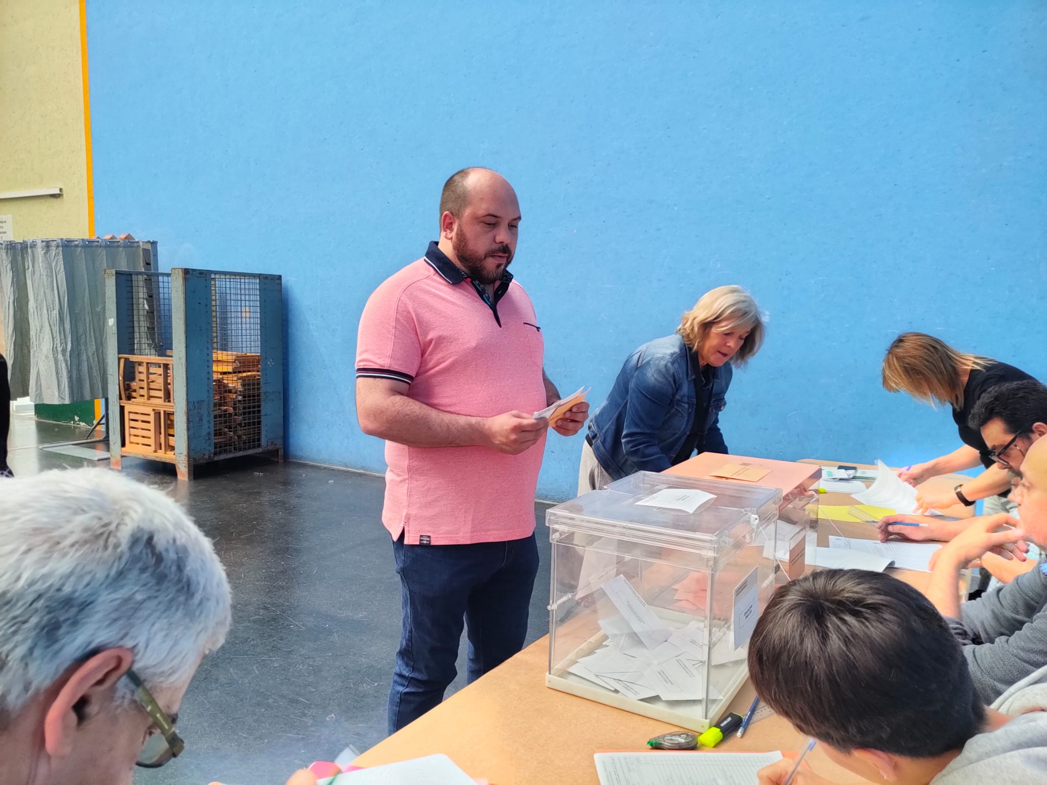 El candidato de Elkarrekin Podemos-Ezker Anitza/IU-Alianza Verde a la alcaldía del Ayuntamiento de Elorrio, Joseba Andoni Fernández, ha ido a votar a su colegio electoral a las nueve de la mañana.