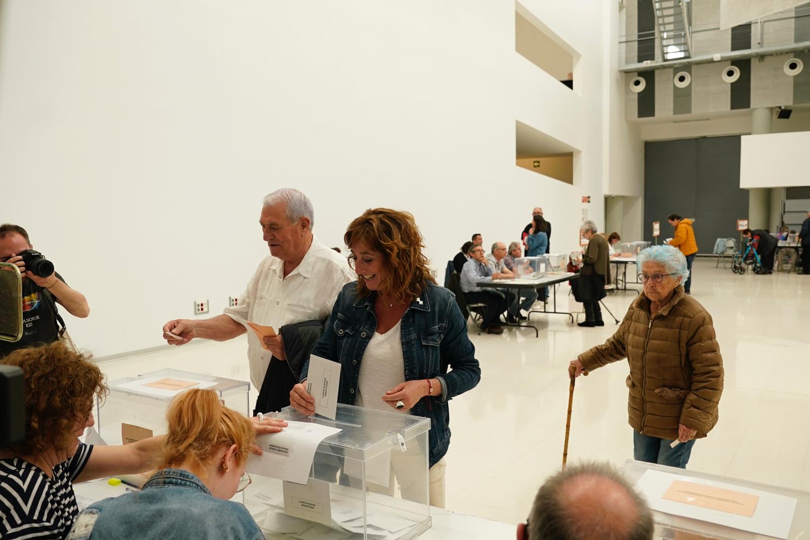 La candidata de EH Bildu a diputada general de Álava, Eva Lopez de Arroyabe, ha depositado su voto esta mañana en el Palacio Europa.