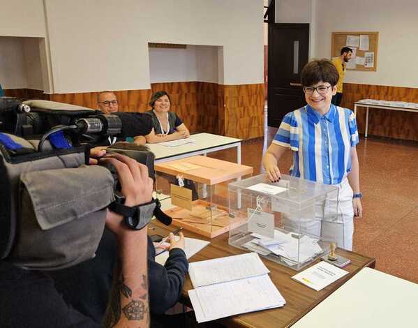 La candidata a la Alcaldía de Bilbao por EH Bildu, María del Río, ha pasado esta mañana por el colegio electoral.