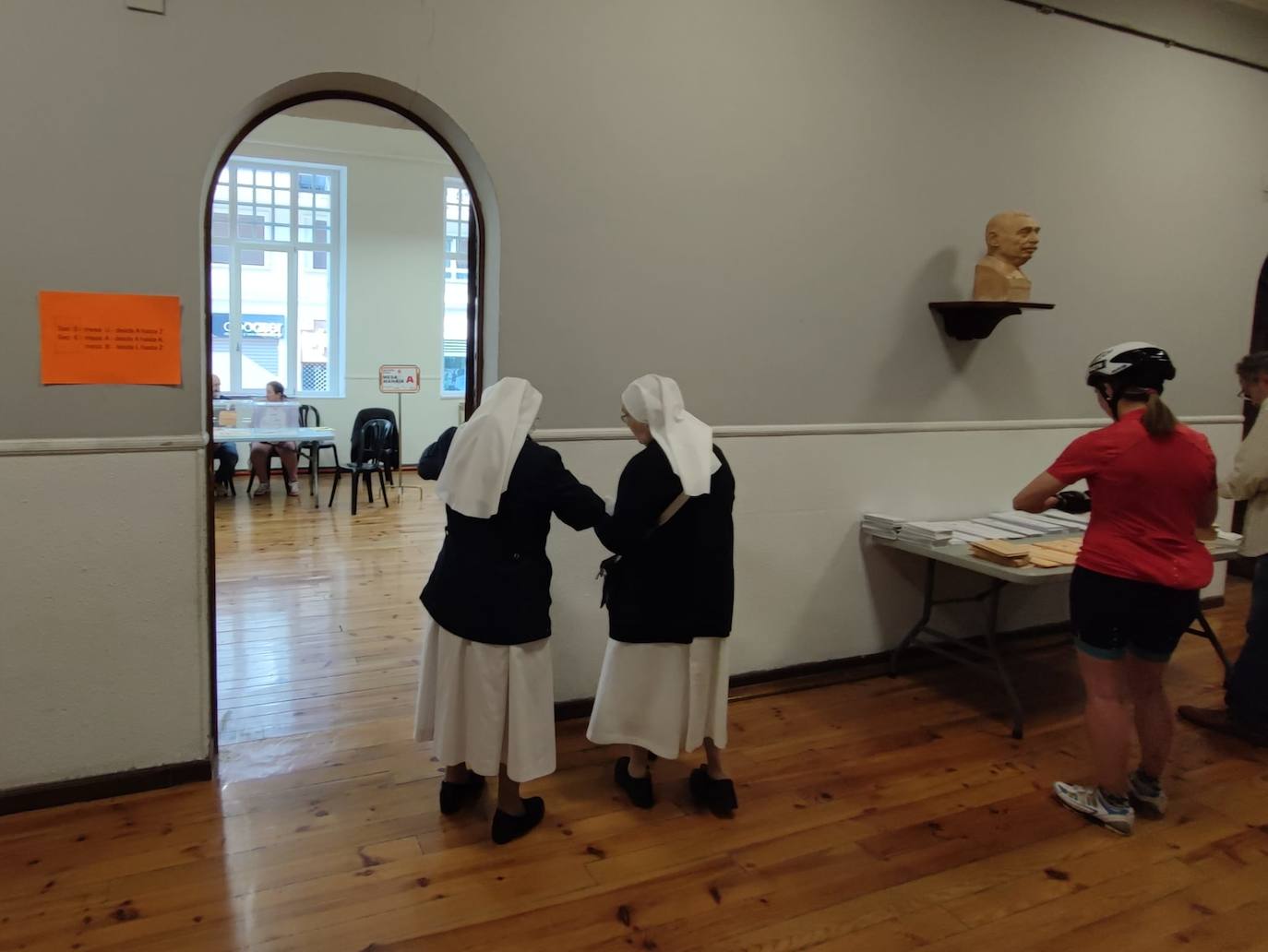 Dos monjas de la comunidad de Siervas de Jesús se dirigen a su mesa electoral en la Escuela de Artes y Oficios de Vitoria. 