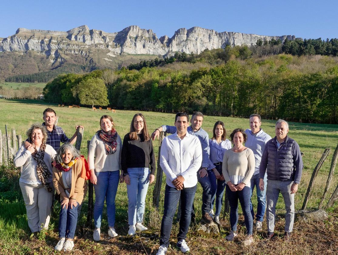 Miembros de la agrupación Por MENA