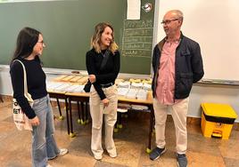 Blanca Otxoa, Itziar Rubí y Antonio Lozano, designados suplentes, aguardan a saber si pueden marcharse a casa.