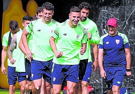 Valverde y varios jugadores en Lezama.