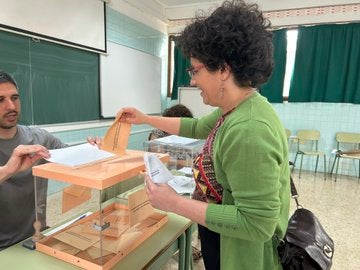 La candidata a alcaldesa de Bilbao por Elkarrekin Podemos, Ana Viñals, ha votado esta mañana en el Colegio Berrio-Otxoa, de Santutxu.