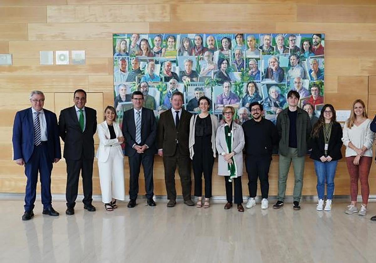 Becarios de la Fundación Gondra Barandiarán junto al rector de Deusto, el consejero de Cultura y profesionales del museo, entre otros.