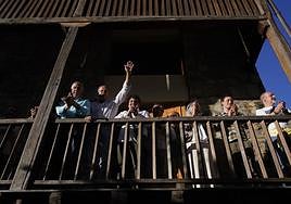 La comisión gestora saludando tras el pleno de constitución del ayuntamiento de Usansolo