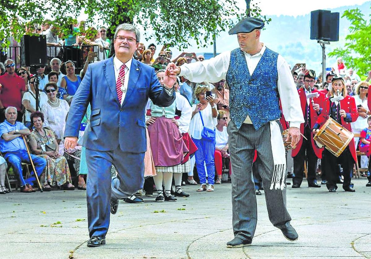 Tradición. «Nunca había bailado el aurresku, y hacerlo para mi pueblo es algo con lo que quiero trasladar sencillez, humildad y reconocimiento a la gente».