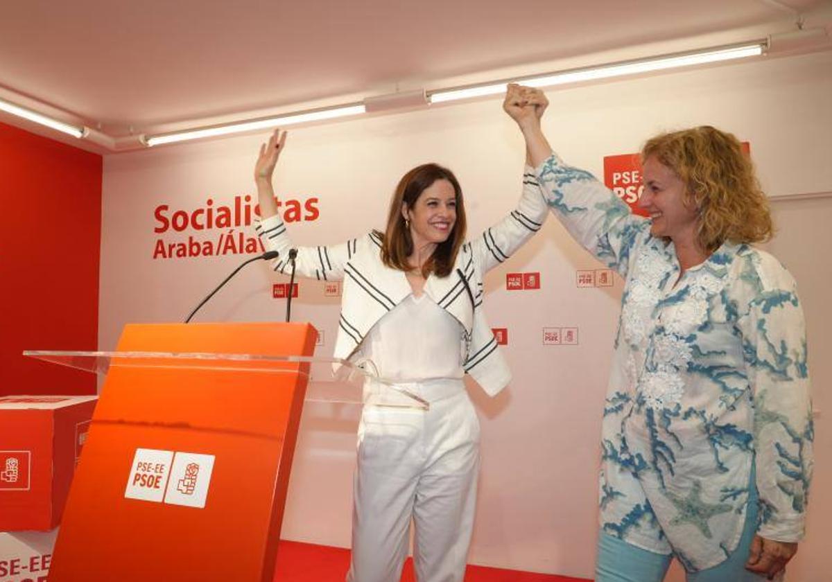 Maider Etxebarria, a la izquierda, celebra el segundo puesto en Vitoria junto a Cristina González.