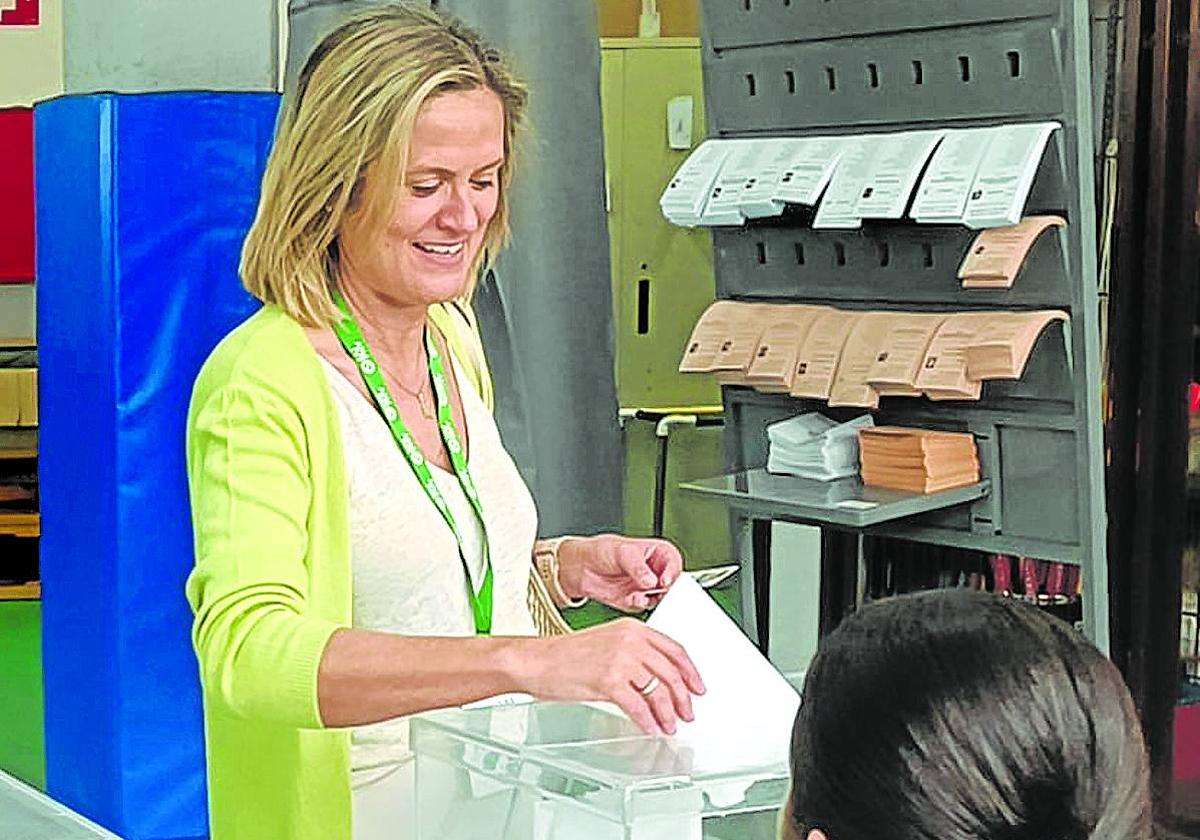 La alcaldesa de Barakaldo Amaia del Campo depositando su voto el pasado domingo.