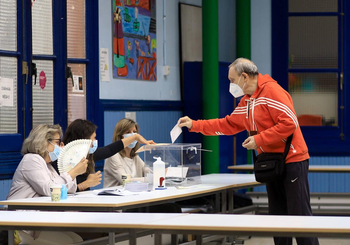 Votaciones en el instituto Unamuno, en Bilbao, en julio de 2020, cuando los vizcaínos tuvieron que ir a votar con mascarilla.