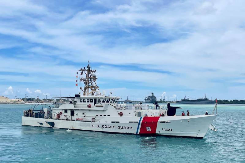 Imagen secundaria 1 - Arriba, una imagen del sonar de los guardacostas que podría corresponder al 'pros'. Abajo, uno de los barcos norteamericanos y bosques de la isla dañados.