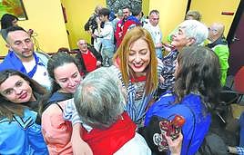 Aitana Hernando recibiendo la felicitación y el apoyo de compañeras de partido