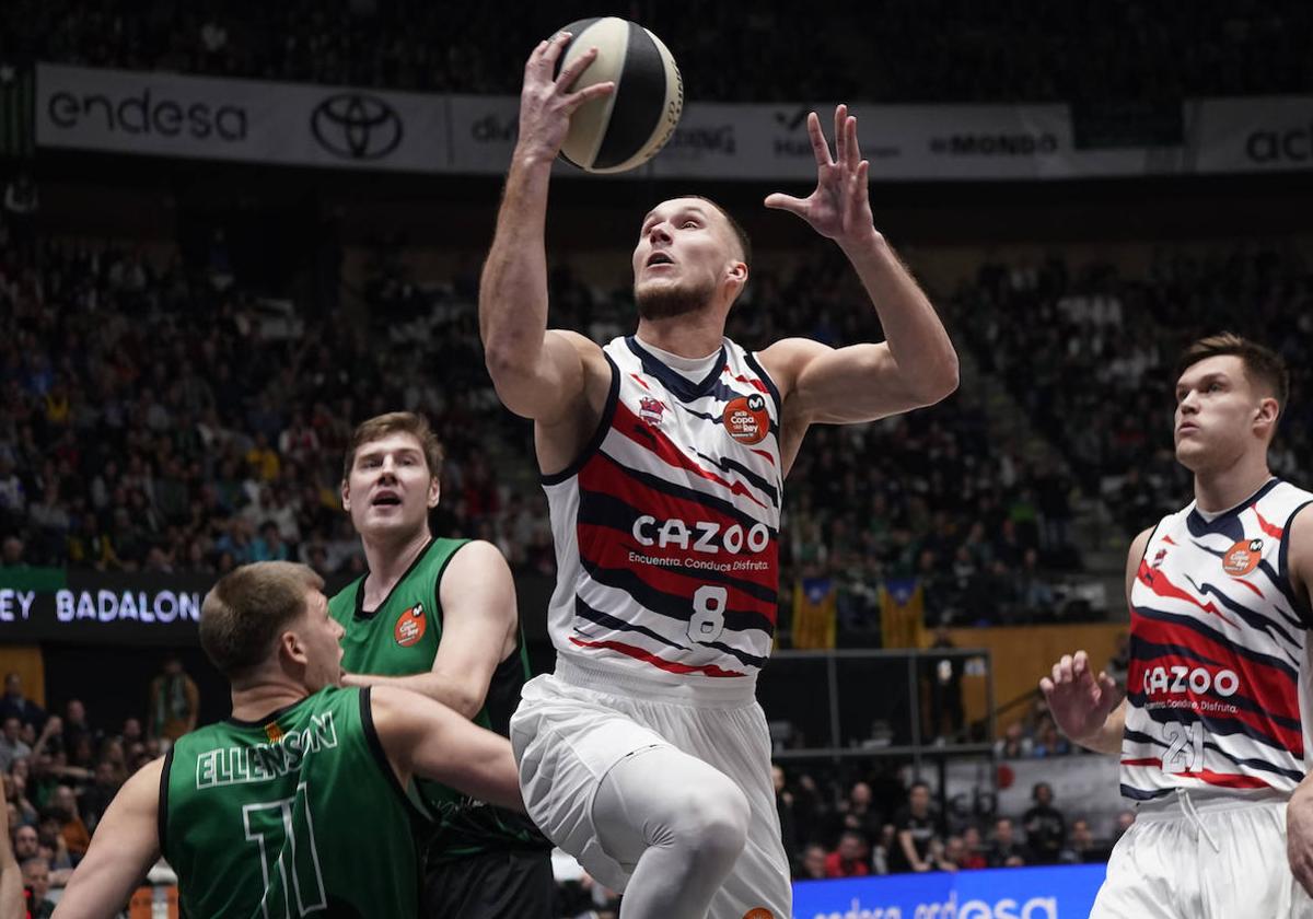 Sedekerskis coge el rebote en el partido de Copa en Badalona.