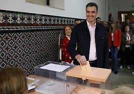 Pedro Sánchez, votando ayer en las elecciones municipales.