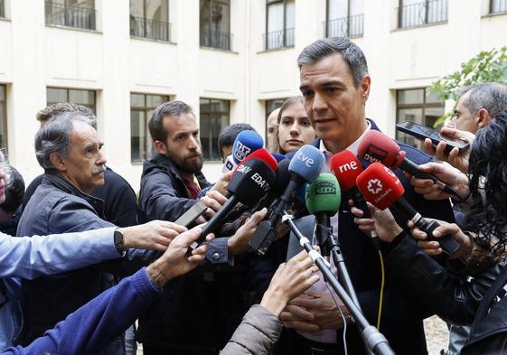 Sánchez, ante un grupo de periodistas.