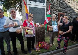 Familiares de los prisioneros que fallecieron en el antiguo hospital militar de Gernika durante el homenaje del pasado año, en el cementerio de Zallo.