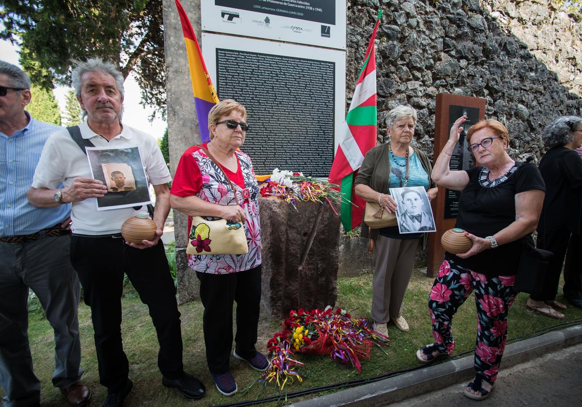 Familiares de los prisioneros que fallecieron en el antiguo hospital militar de Gernika durante el homenaje del pasado año, en el cementerio de Zallo.