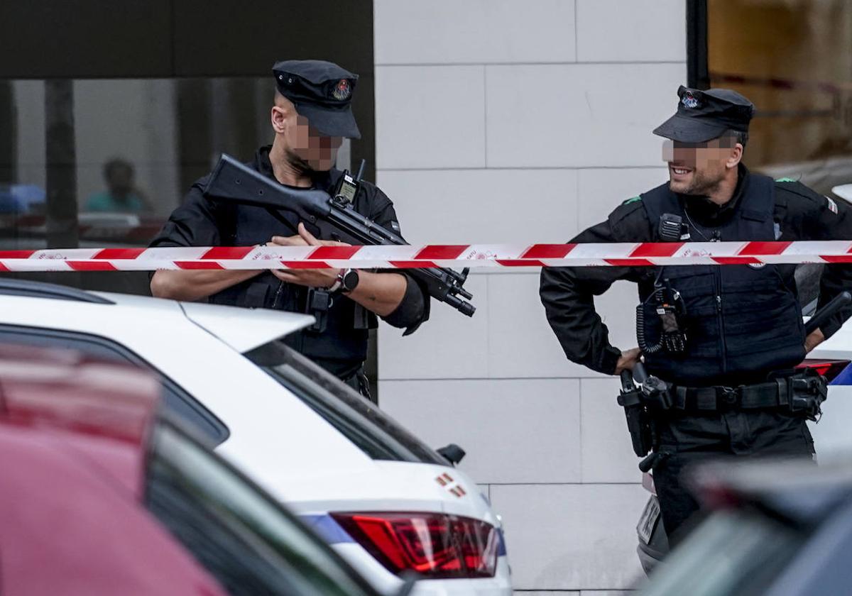 Ertzainas, durante la custodia del apartahotel donde se produjeron los hechos.