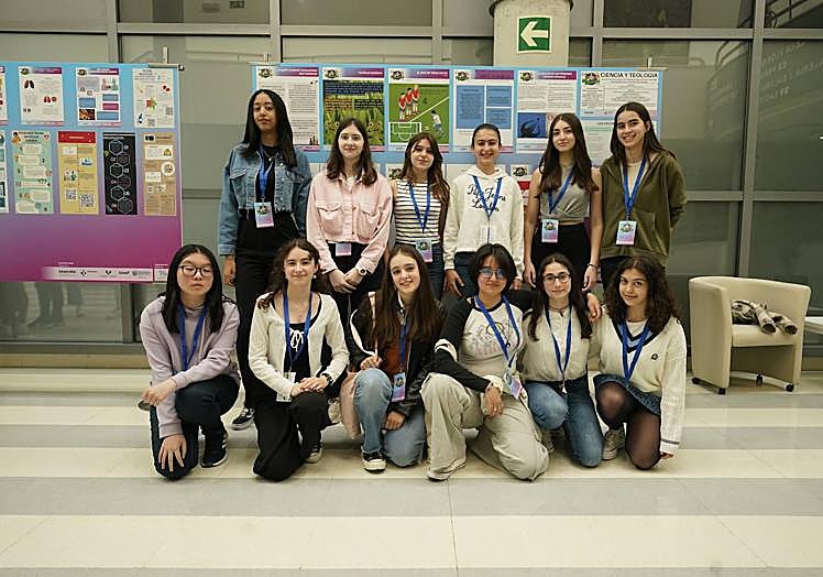 Las alumnas del Colegio Camelitas que han estudiado la ansiedad en los jóvenes.