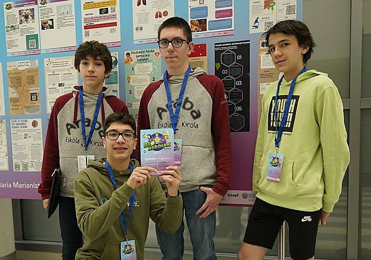 Oier Moure, Dani Lurquiola, Jon Ochoa y Arkaitz Bustero, alumnos del colegio Marianistas.