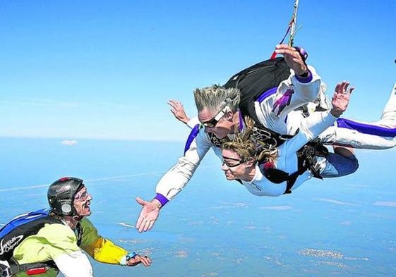 Vuelven los saltos en paracaídas desde el cielo de Foronda