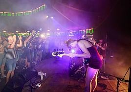 El grupo Tiburona sudó la gota gorda el año pasado junto al público del Azkena, con unas temperaturas por encima de los 30 grados.