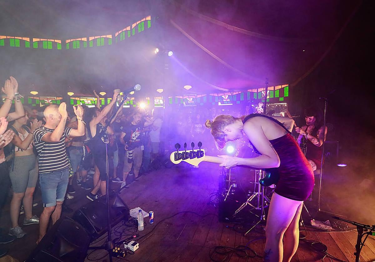 El grupo Tiburona sudó la gota gorda el año pasado junto al público del Azkena, con unas temperaturas por encima de los 30 grados.