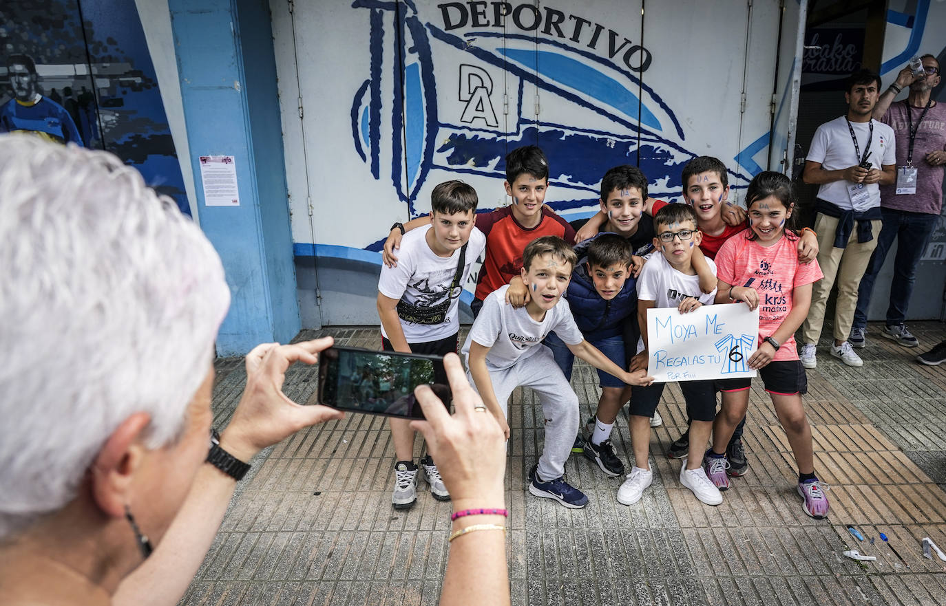 La afición apoya al Alavés en Mendizorroza