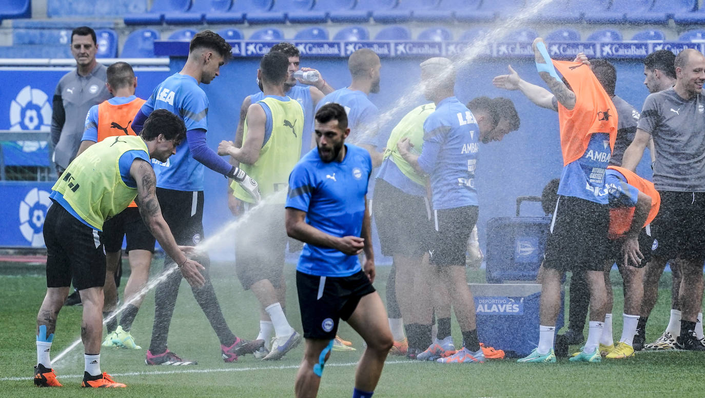 La afición apoya al Alavés en Mendizorroza