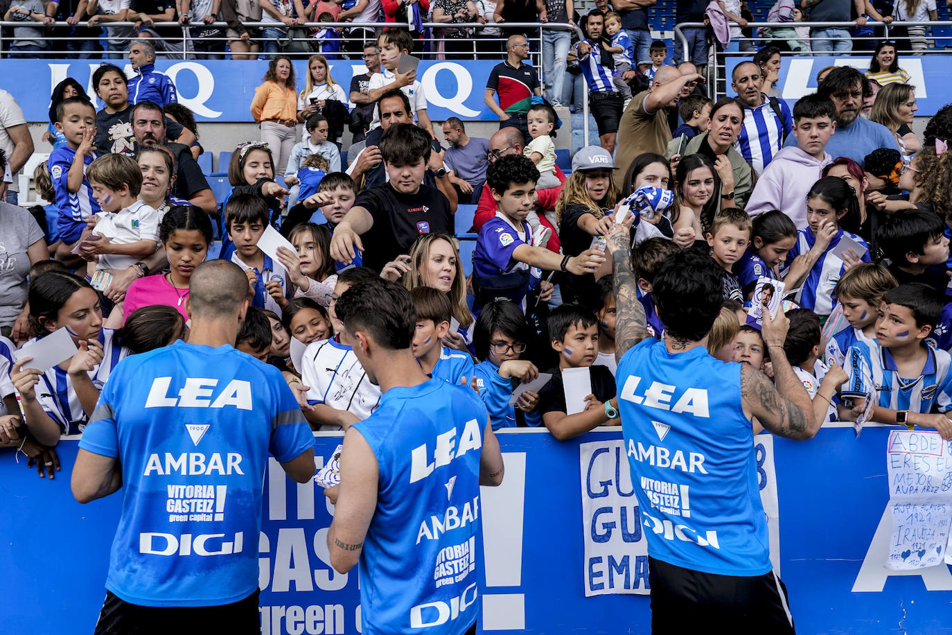 La afición apoya al Alavés en Mendizorroza