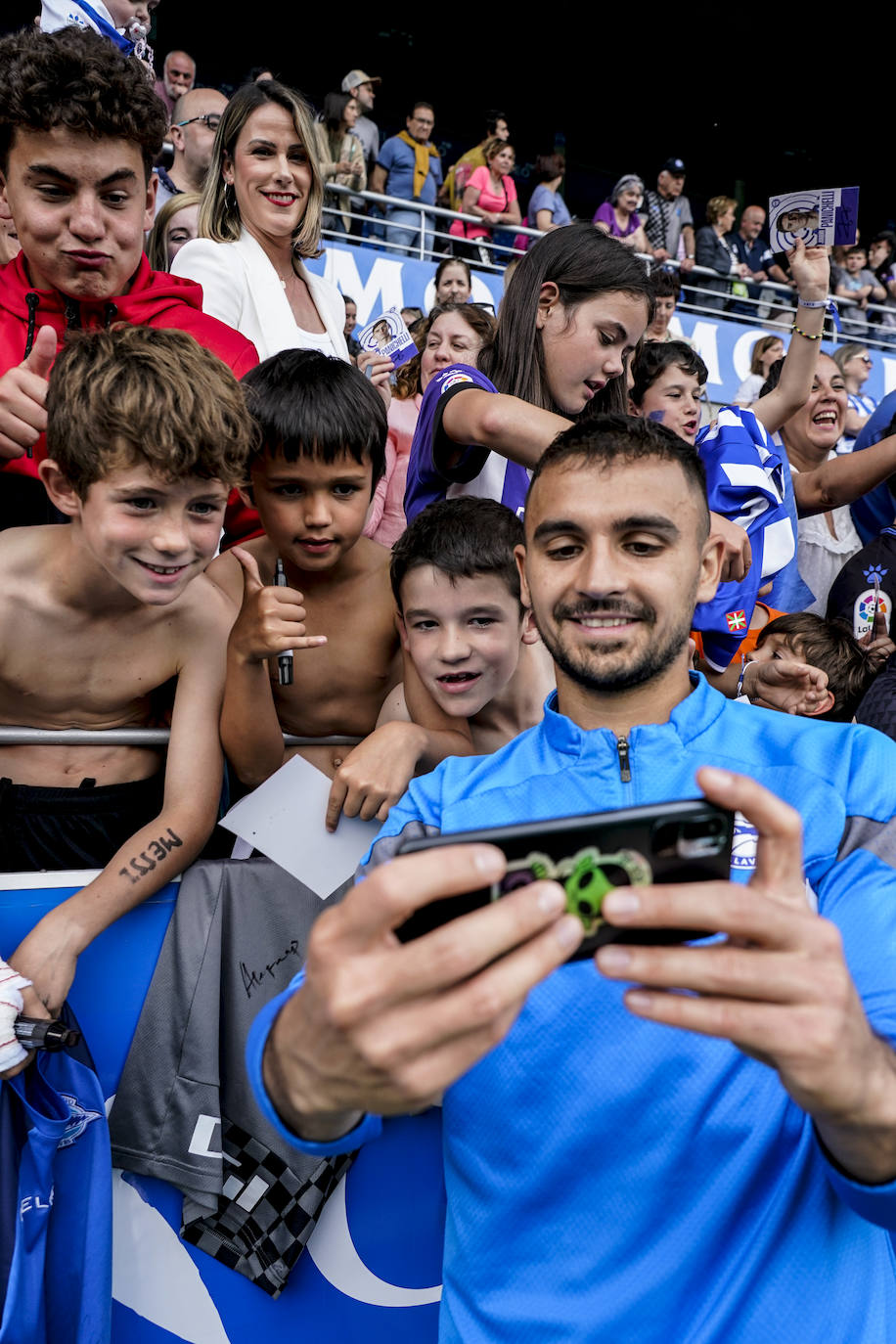 La afición apoya al Alavés en Mendizorroza