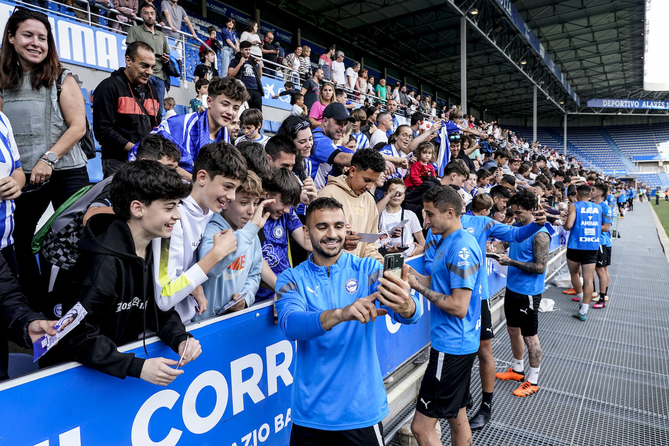 La afición apoya al Alavés en Mendizorroza