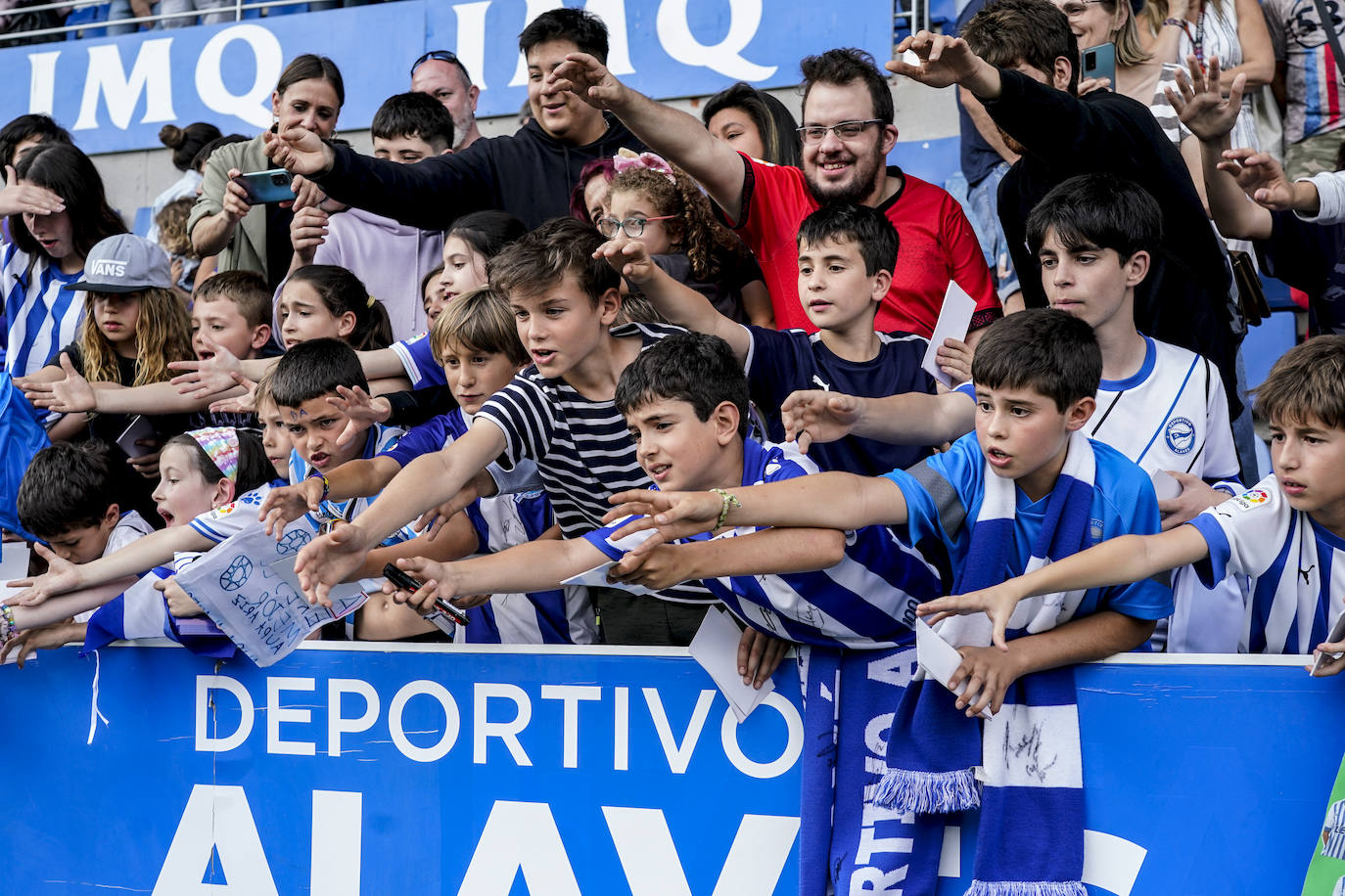 La afición apoya al Alavés en Mendizorroza