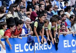 La afición arropa al Alavés en Mendizorroza