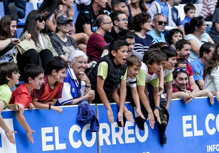 La afición arropa al Alavés en Mendizorroza