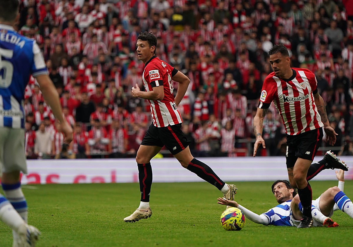 Mikel Vesga y Dani García ante la Real Sociedad en San Mamés.