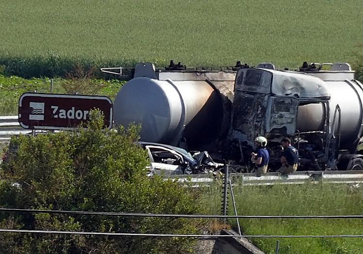 Imagen principal - Muere un camionero de 61 años en un accidente en la A-1 a la altura de Salvatierra