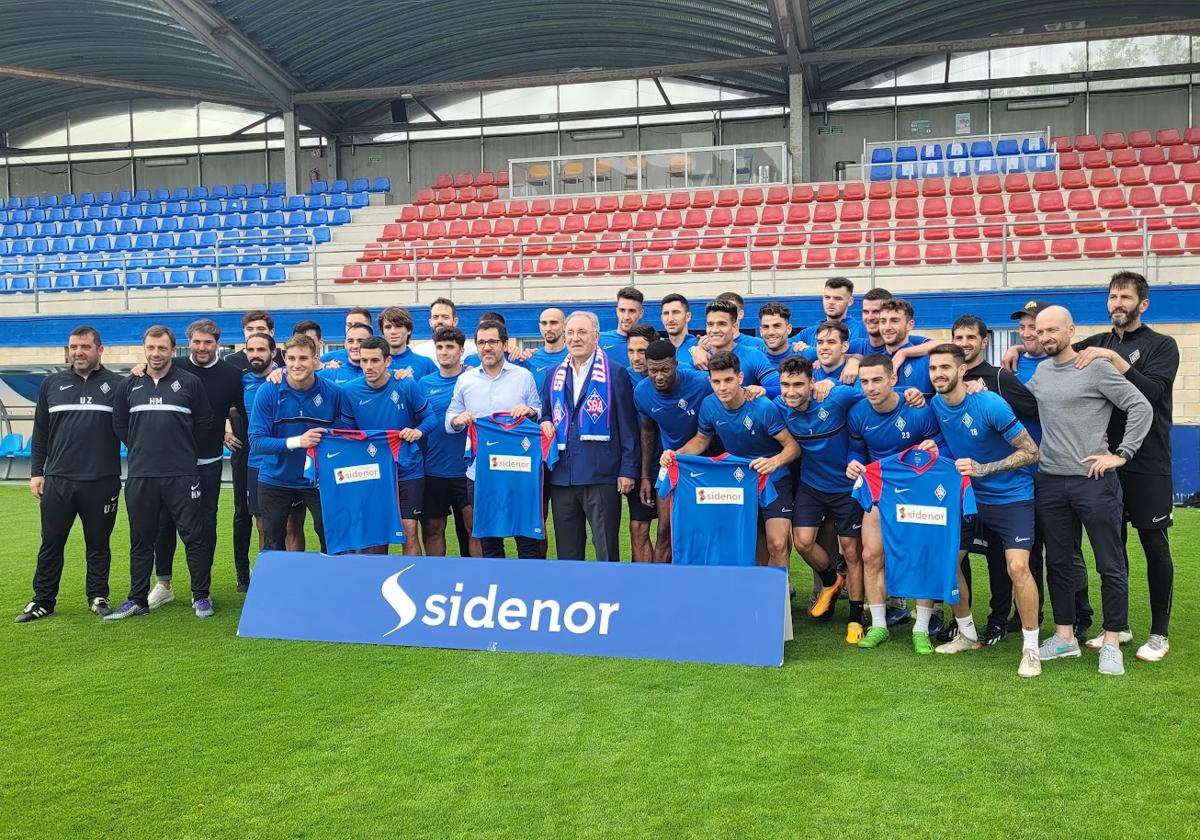 Larrea y Jainaga, en el centro de la imagen, posan junto a la plantilla y el cuerpo técnico.