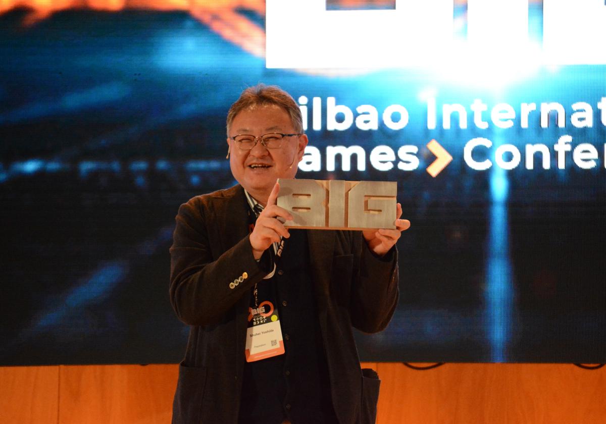 Shuhei Yoshida recogiendo el Premio Honorífico de BIG Conference 2022.