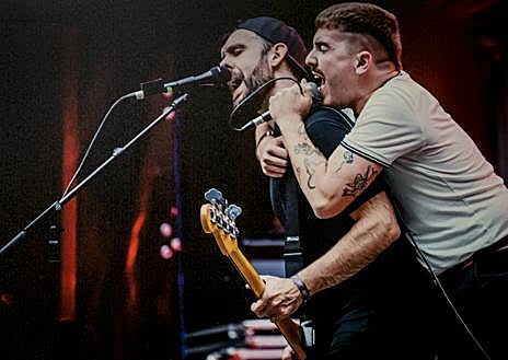 Imagen secundaria 1 - Chrissie Hynde, de The Pretenders; Brigade Loco; y el bajista Pablo Martín Caminero.