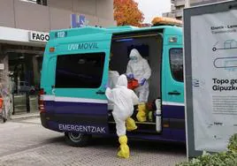 Profesionales de Osakidetza, en un simulacro de alerta de ébola realizado en 2018