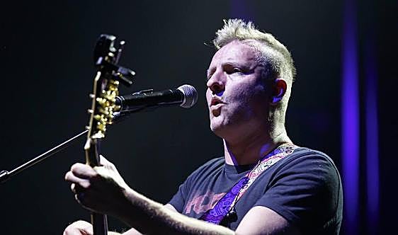La sorprendente visita del hijo de Sting a una imprenta en Bilbao