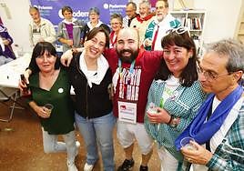 Guillermo Ubieto y Cristinas Ferreras en la sede de Podemos tras conocer el resultado del escrutinio de la jornada electoral.