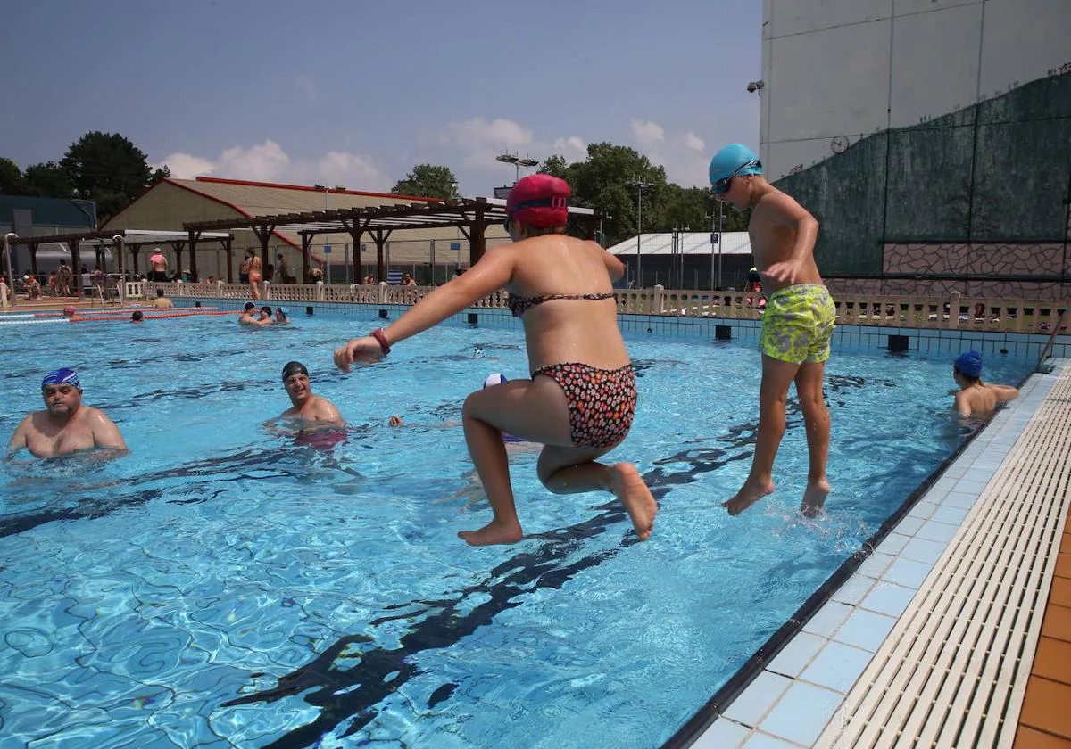 Bañistas disfrutando de una de las piscinas de Gorostiza, en Barakaldo, en una foto de archivo.