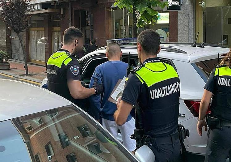 Momento en el que el joven fue arrestado, en la calle Bizkaia.