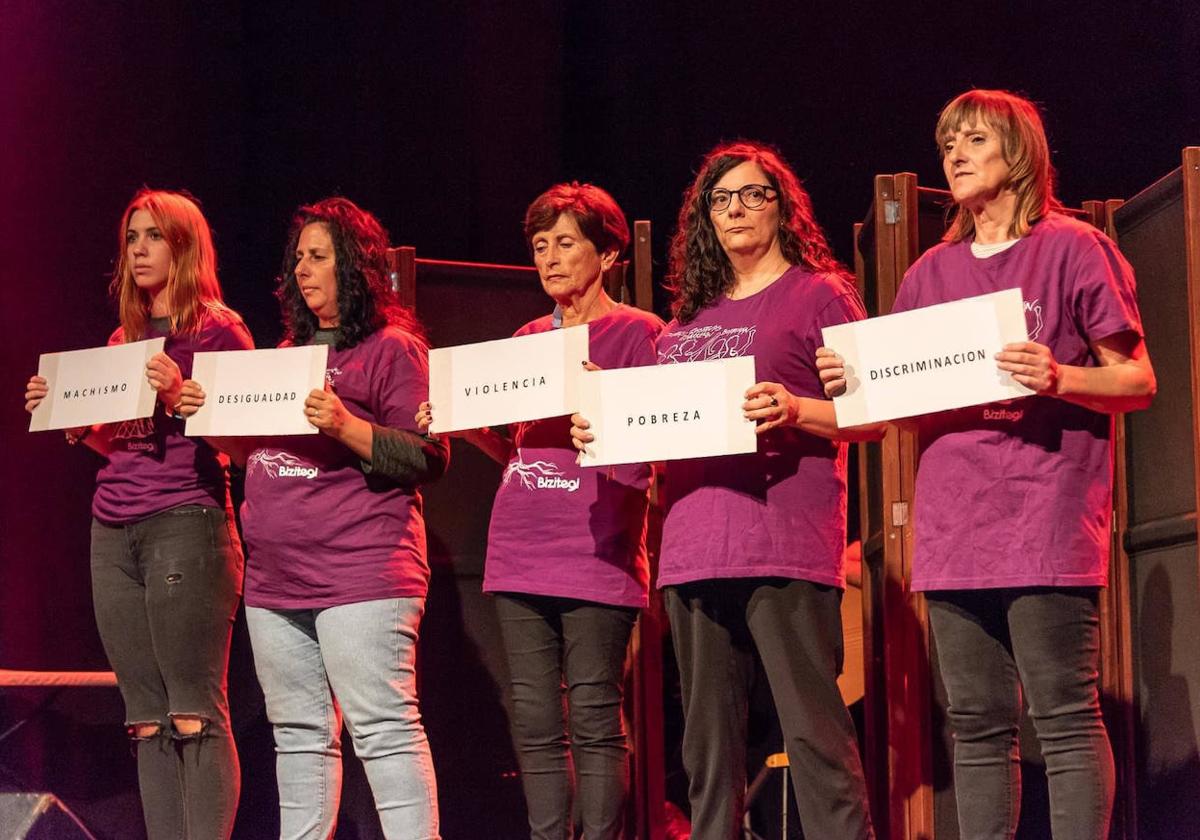 Escena de '¿Quién manda aquí?', la obra que representa el grupo de teatro de Bizitegi.