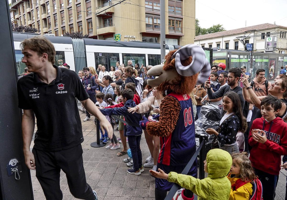 Las mejores fotos de la firma de autógrafos del Baskonia