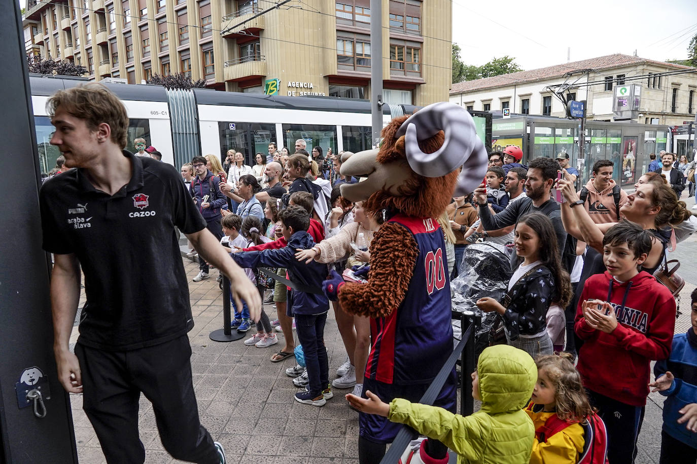 Las mejores fotos de la firma de autógrafos del Baskonia