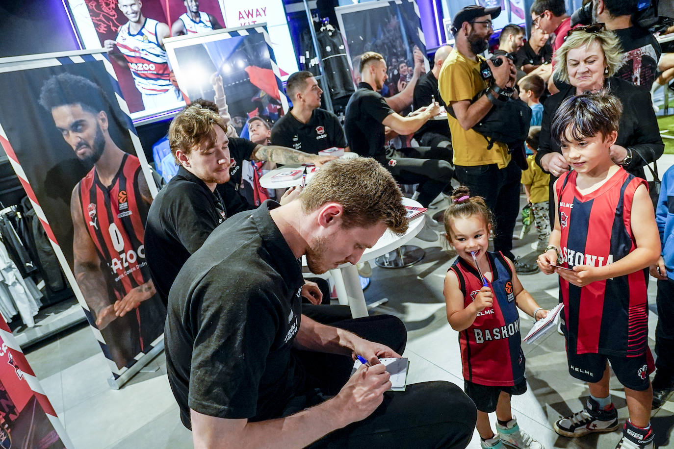 Las mejores fotos de la firma de autógrafos del Baskonia