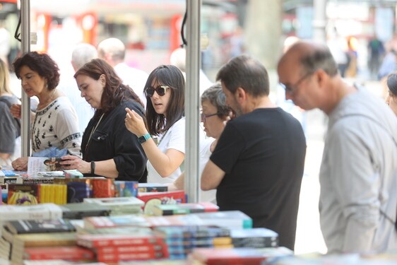El buen tiempo acompaña a la Feria del Libro en Bilbao y se prevé un fin de semana muy prometedor.